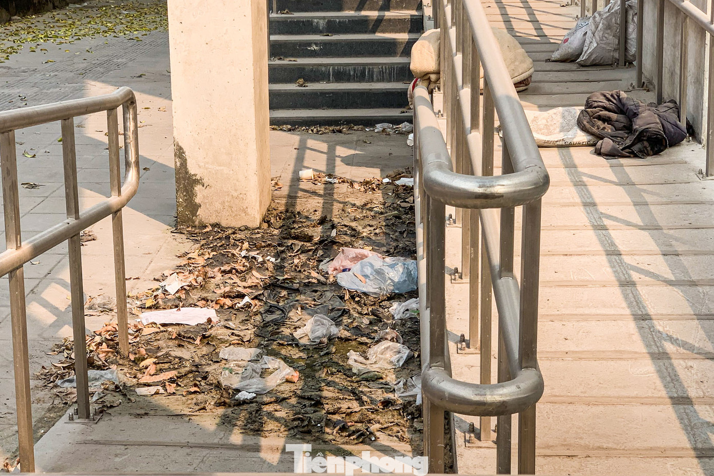 Tại khu vực lối lên thang máy lại ngập tràn rác thải, phế liệu.