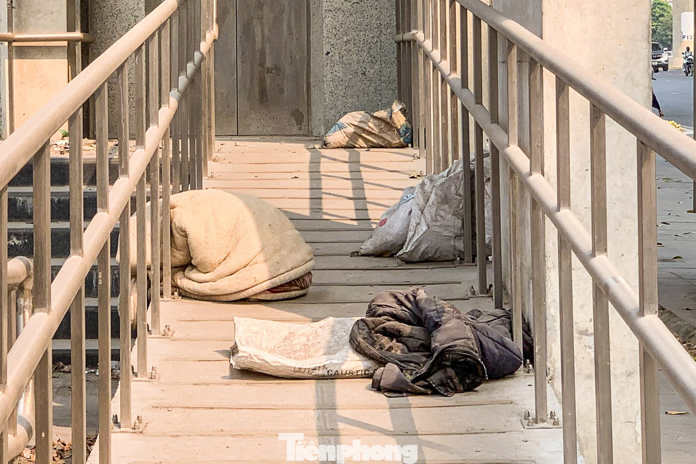 Tại khu vực lối lên thang máy lại ngập tràn rác thải, phế liệu.