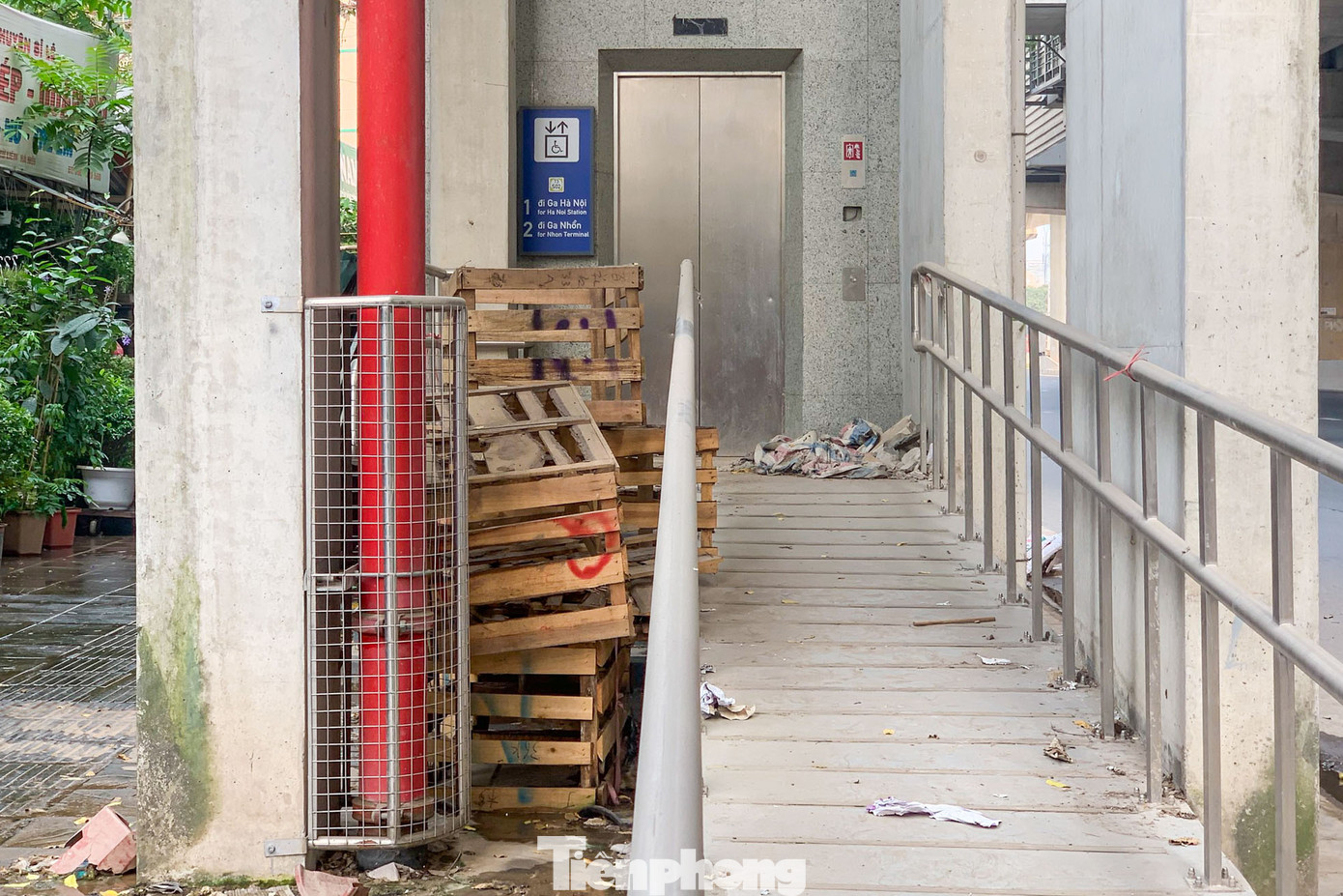 Tại khu vực lối lên thang máy lại ngập tràn rác thải, phế liệu.