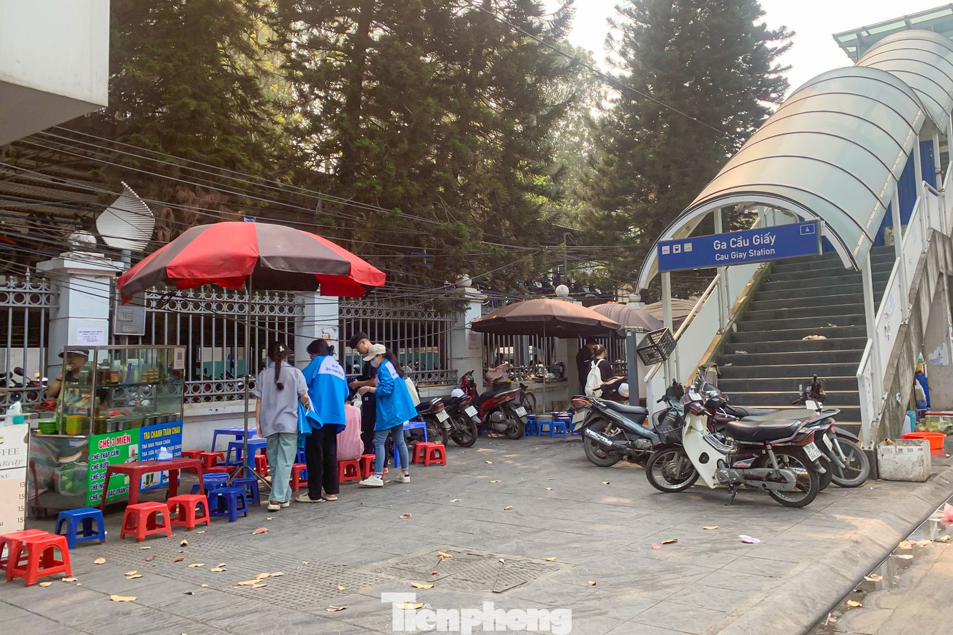 Bên cạnh đó, xung quanh ga Cầu Giấy, các lối lên, gần cầu đang bị chiếm dụng thành nơi buôn bán quán nước, hàng ăn, để xe.