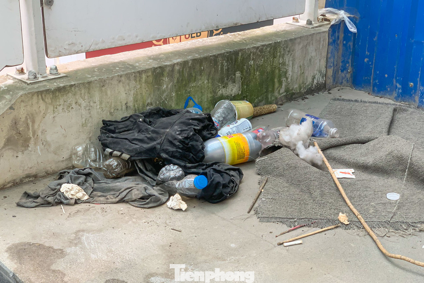 "Đoạn ga Lê Đức Thọ này nằm trên trục chính nhiều người đi qua lại. Vì chưa đi vào hoạt động không ai quản lý nên rác ở đây được tập kết rất nhiều, anh Tuấn (Bắc Từ Liêm, Hà Nội) chia sẻ.