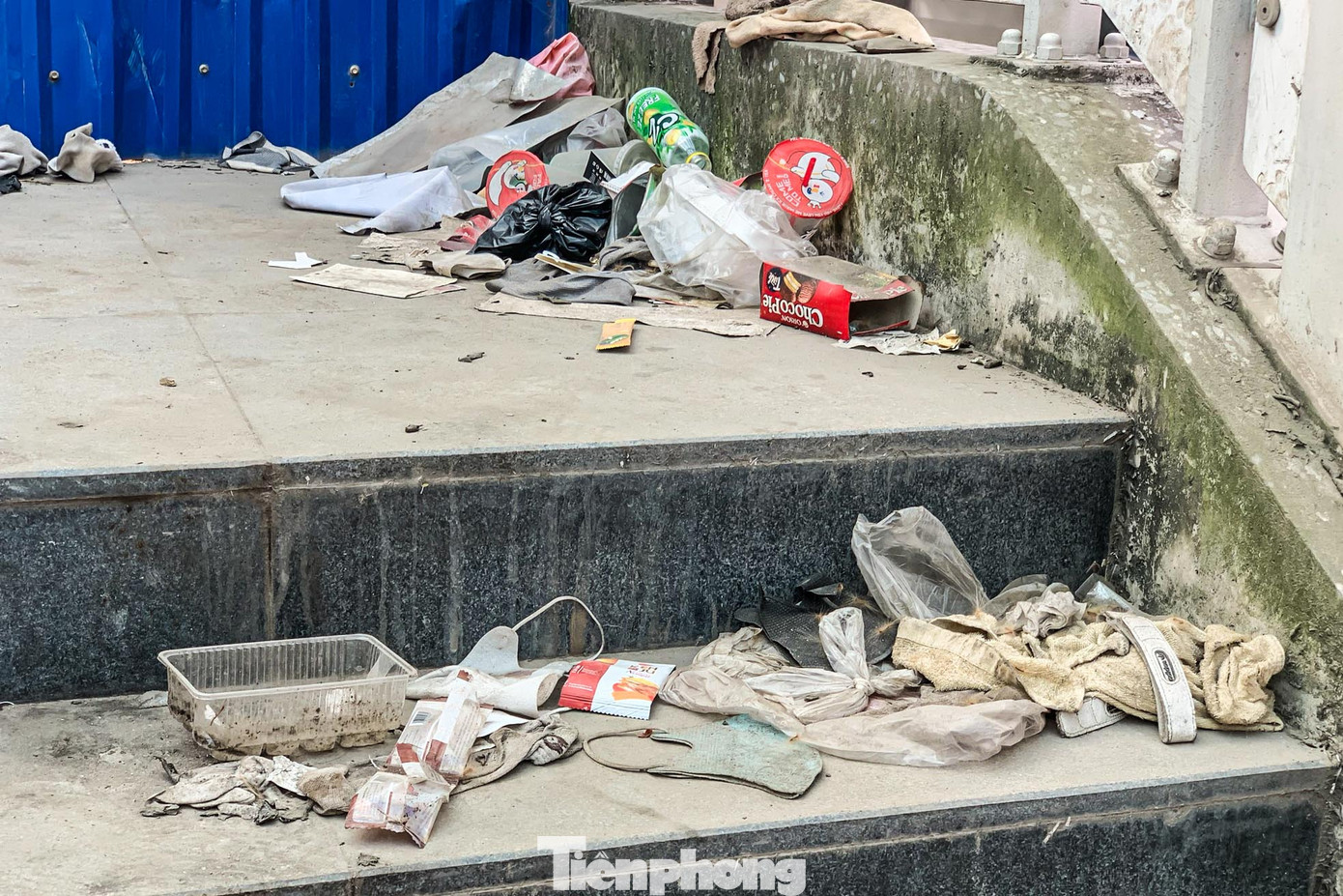 Người dân xung quanh cho biết, rác ở đây chủ yếu rác thải sinh hoạt, đồ ăn thức uống, thuốc lá... lâu ngày không được dọn dẹp.