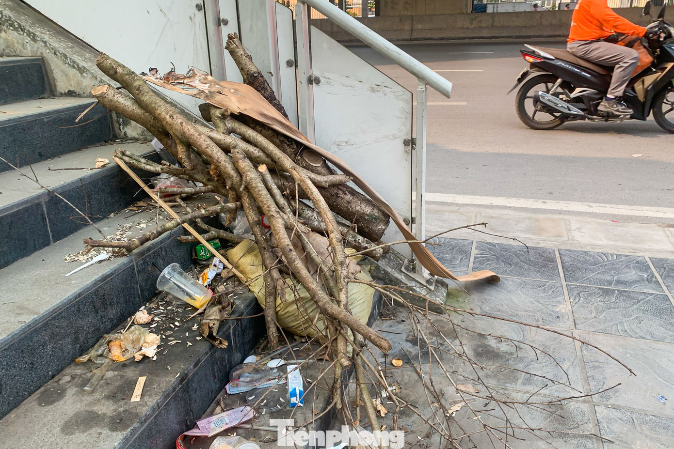 "Đoạn ga Lê Đức Thọ này nằm trên trục chính nhiều người đi qua lại. Vì chưa đi vào hoạt động không ai quản lý nên rác ở đây được tập kết rất nhiều, anh Tuấn (Bắc Từ Liêm, Hà Nội) chia sẻ.