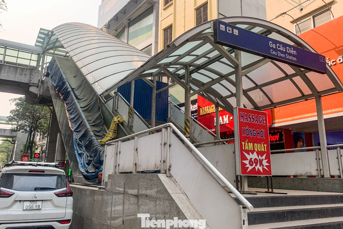 Tại khu vực lối lên thang máy lại ngập tràn rác thải, phế liệu.