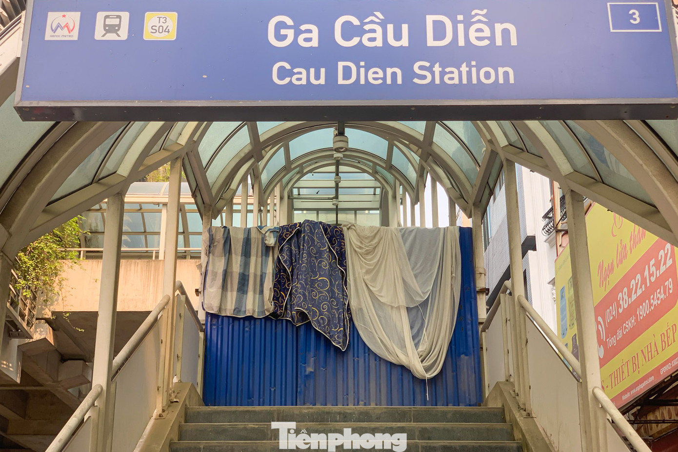 Lối lên ga Cầu Diễn vẫn "đóng cửa then cài".