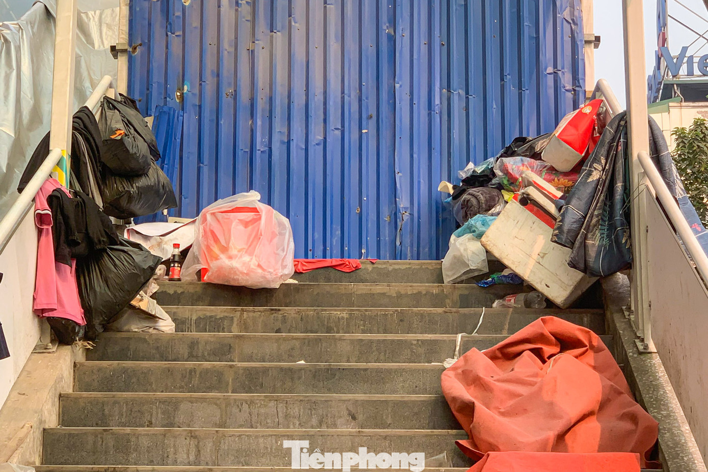 Ghi nhận của phóng viên, các nhà ga chưa hoạt động đều được đóng lối lên bằng tấm tôn giữa lối cầu thang. Tuy nhiên, tại khu vực ga Lê Đức Thọ, lối lên ga trở thành điểm tập kết rác thải, bốc mùi khó chịu.