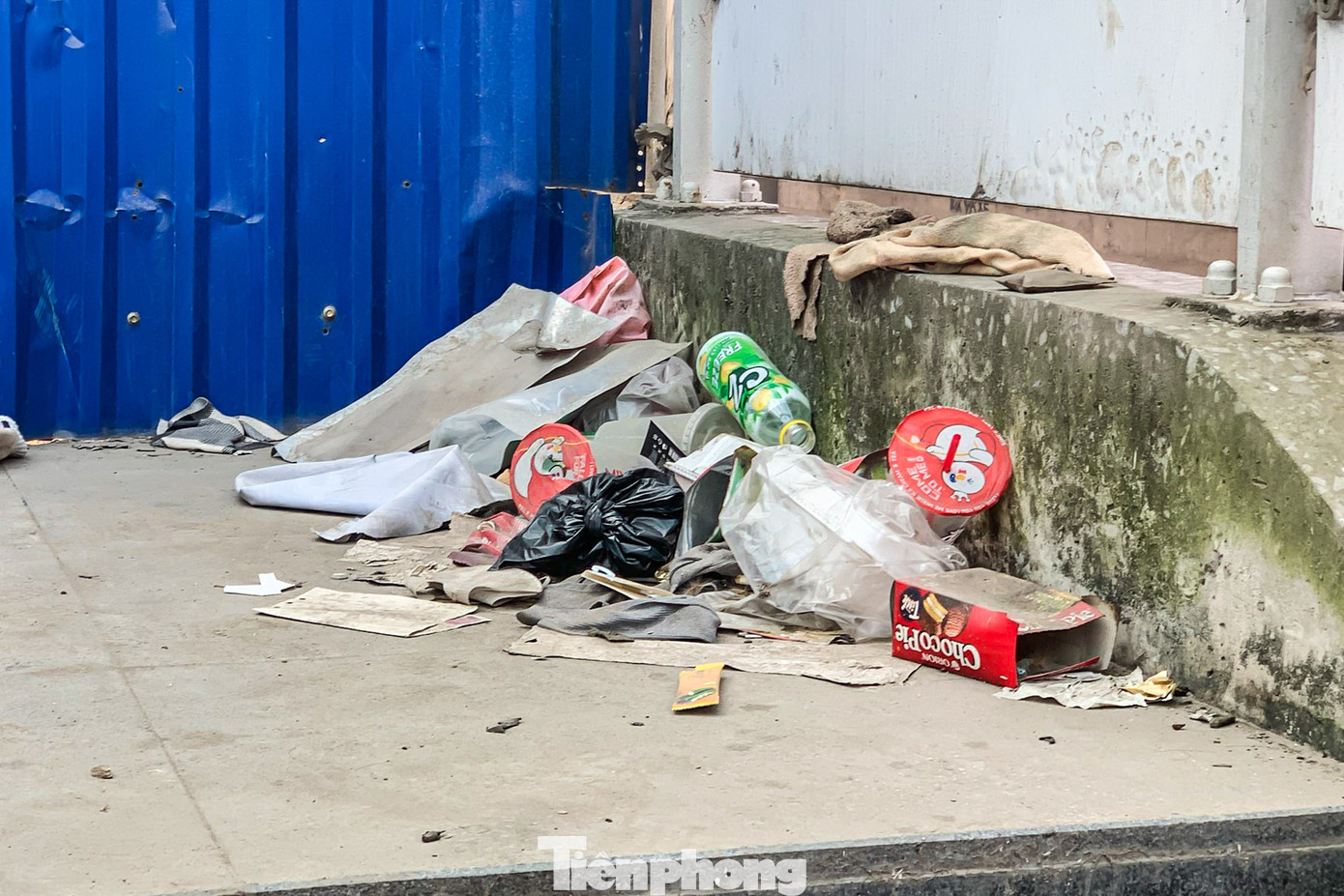 Người dân xung quanh cho biết, rác ở đây chủ yếu rác thải sinh hoạt, đồ ăn thức uống, thuốc lá... lâu ngày không được dọn dẹp.