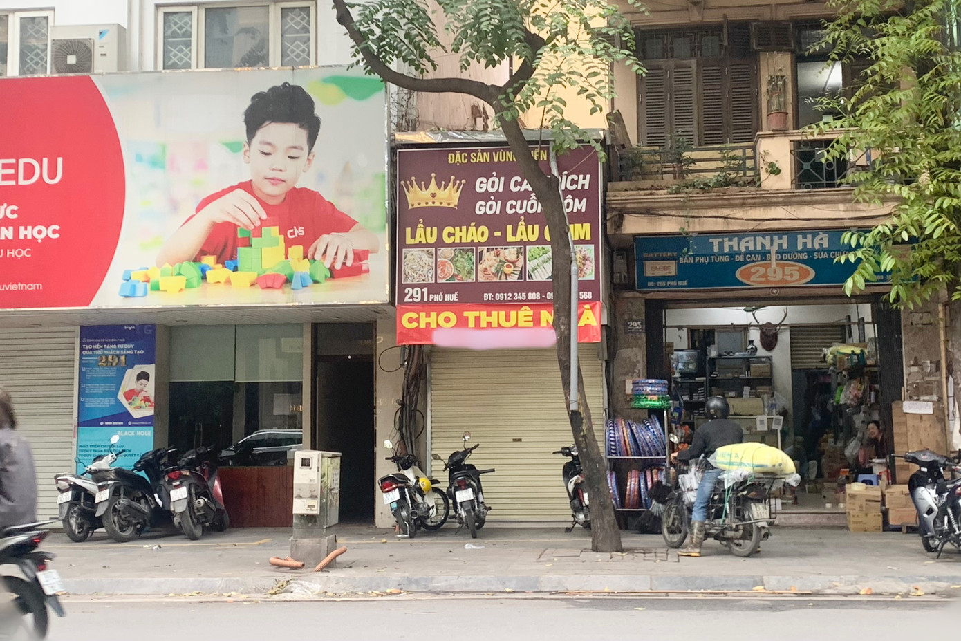 Tuyến phố Huế được mệnh danh là tuyến phố đắt đỏ nhất nhì Hà Nội, nằm ở vị trí đắc địa, nơi kinh doanh sầm uất, những mặt bằng "có tiền cũng không thuê được" nay lại trở nên ế ấm, vắng bóng người thuê. Tuyến phố Huế được mệnh danh là tuyến phố đắt đỏ nhất nhì Hà Nội, nằm ở vị trí đắc địa, nơi kinh doanh sầm uất, những mặt bằng "có tiền cũng không thuê được" nay lại trở nên ế ấm, vắng bóng người thuê.