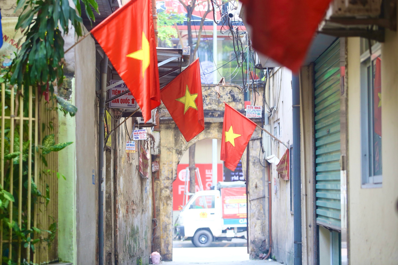 Hàng cờ rực rỡ sáng ngày 30/4.