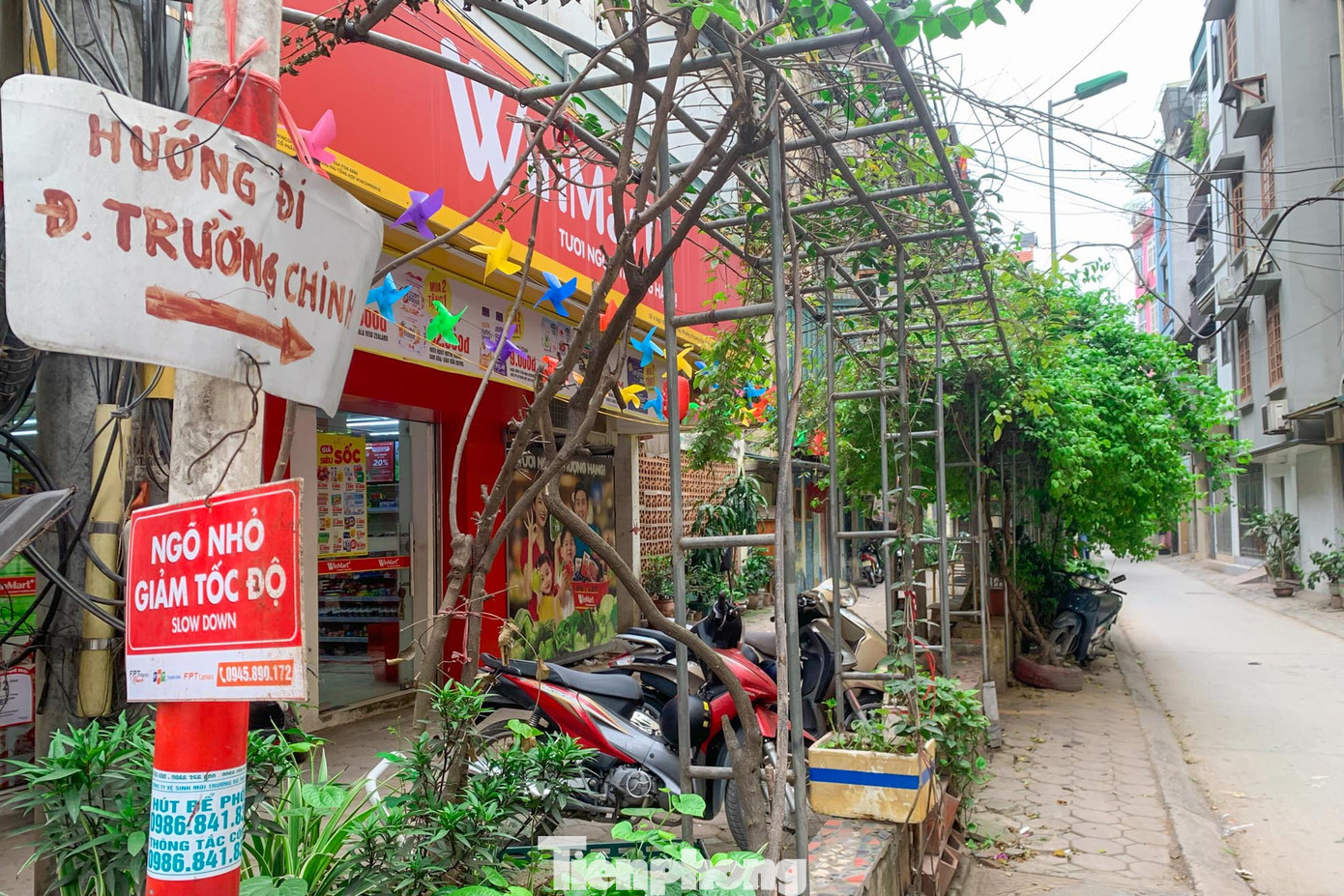 Các phương tiện muốn di chuyển từ Phương Mai đi sông Lừ, Trường Chinh phải đi vòng qua ngõ nhỏ.