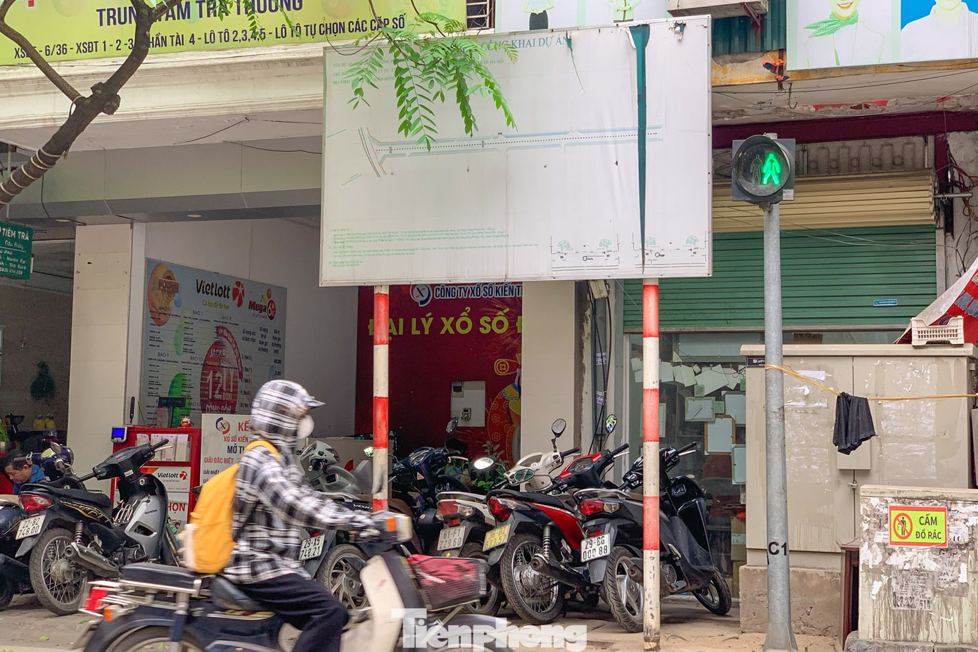 Biển dự án được đặt tại gần nút giao Phương Mai - Lương Định Của đã bị phai mờ sau nhiều năm ngưng trệ.