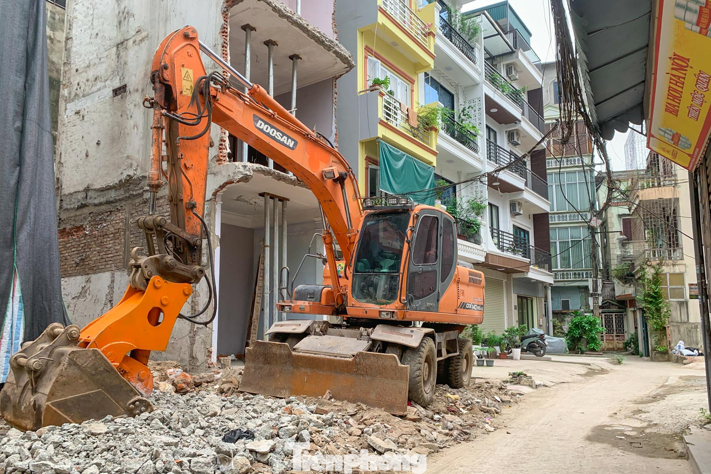 Theo thiết kế, tuyến đường có chiều dài 325m, được xây dựng theo tiêu chuẩn đường trong đô thị với bề rộng mặt cắt ngang B=17,25m. Các hạng mục xây dựng gồm: nền, mặt đường, vỉa hè, cây xanh, thoát nước, cấp nước, chiếu sáng, hạ ngầm, tổ chức giao thông…