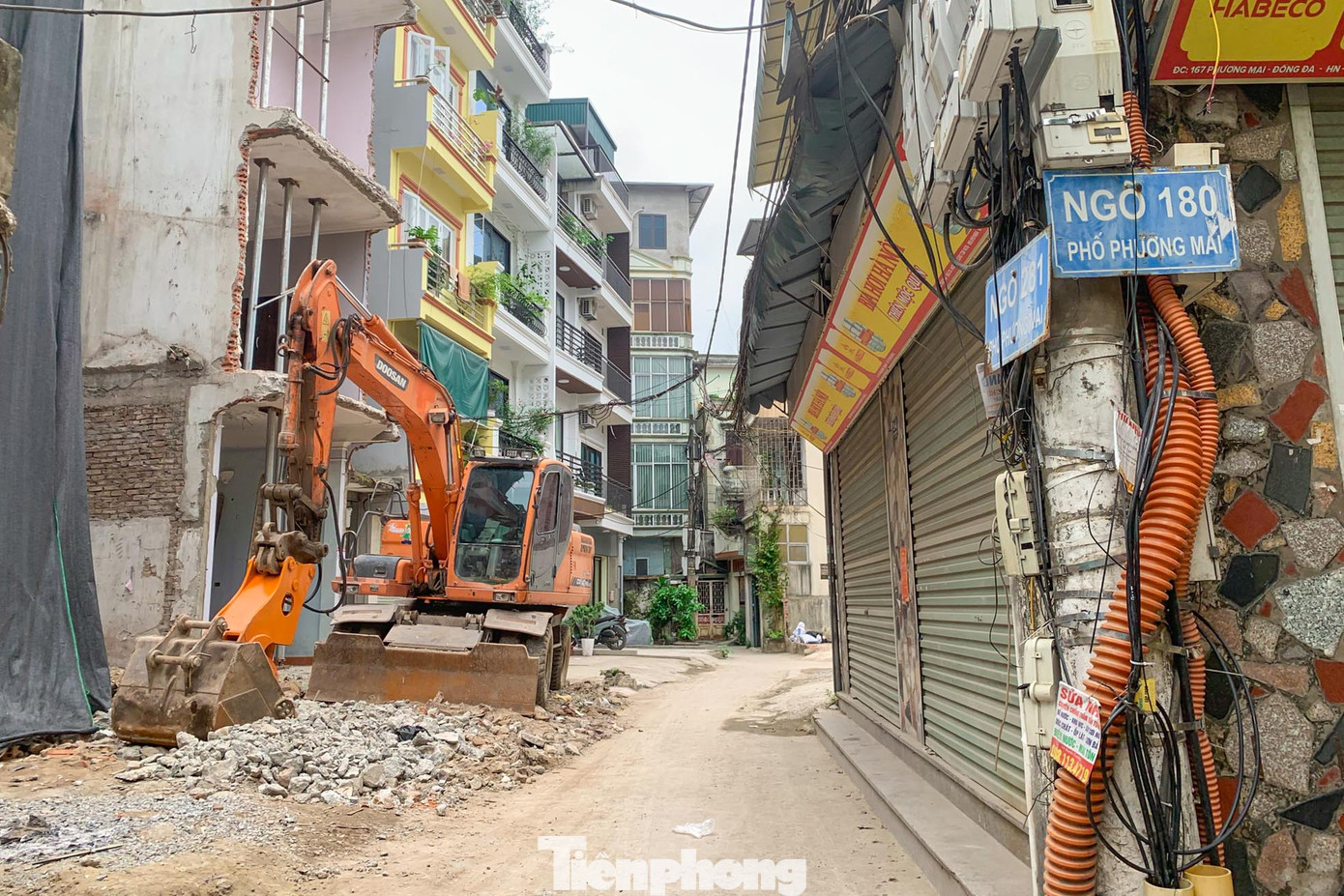 Dự án xây dựng đường Phương Mai - sông Lừ dài 325m được UBND thành phố Hà Nội phê duyệt từ năm 2002, do Ban Quản lý dự án đầu tư xây dựng công trình giao thông Hà Nội làm chủ đầu tư. Tuy nhiên đến nay, sau 12 năm dự án chưa thể hoàn thành.