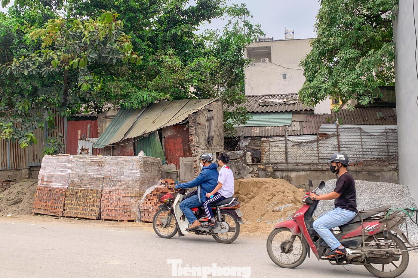 Ngổn ngang vật liệu xây dựng, phế liệu tại khu vực này.