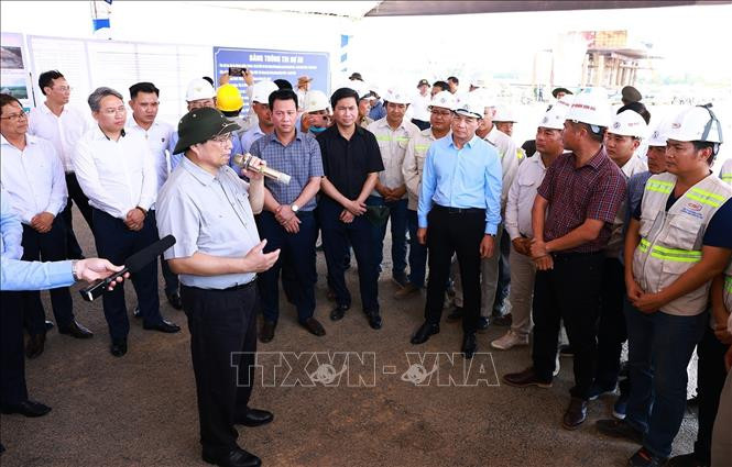 Thủ tướng Phạm Minh Chính giao nhiệm vụ cho nhà thầu và các đơn vị thi công Dự án đường bộ cao tốc Khánh Hoà - Buôn Ma Thuột giai đoạn 1. Thủ tướng Phạm Minh Chính giao nhiệm vụ cho nhà thầu và các đơn vị thi công Dự án đường bộ cao tốc Khánh Hoà - Buôn Ma Thuột giai đoạn 1.