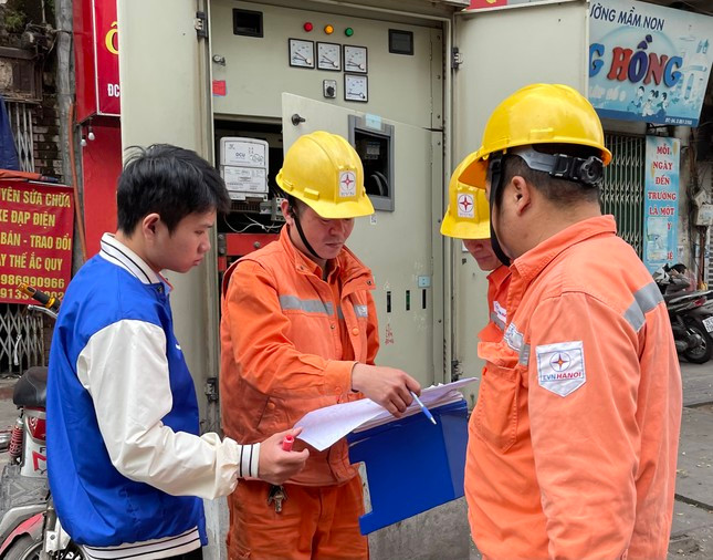 Theo EVN, người dân chỉ cần nâng nhiệt độ điều hoà lên 27 độ, tắt điều hoà trung tâm ở sảnh là tiết kiệm được 10% lượng điện sử dụng. Theo EVN, người dân chỉ cần nâng nhiệt độ điều hoà lên 27 độ, tắt điều hoà trung tâm ở sảnh là tiết kiệm được 10% lượng điện sử dụng.