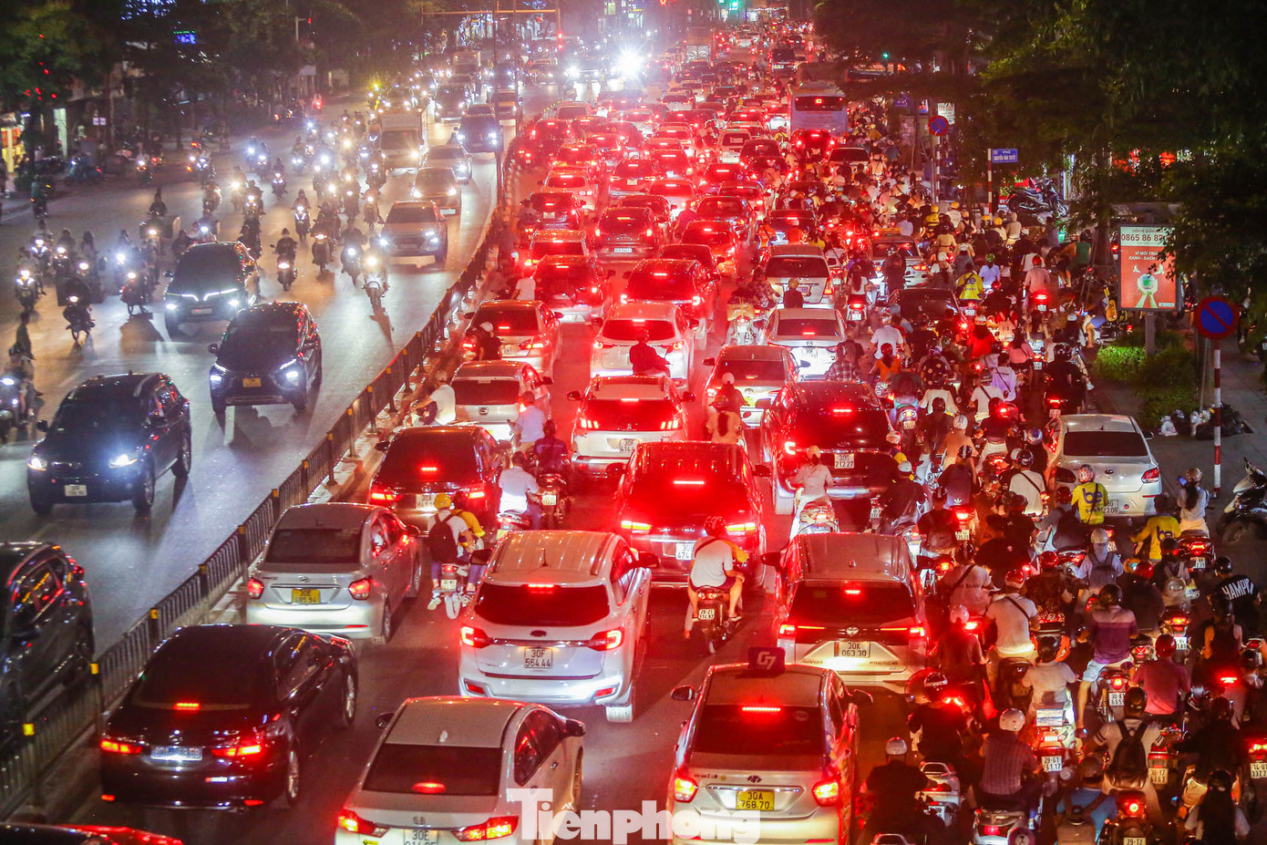 Tuyến đường Tây Sơn ùn tắc hàng giờ đồng hồ.