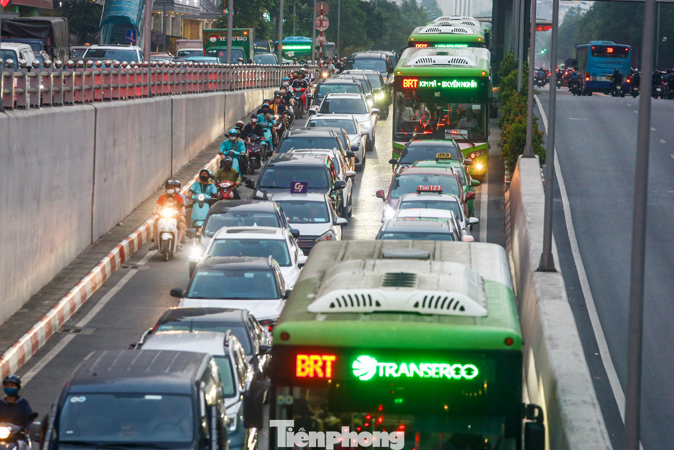 Mặc dù có làn đường riêng BRT, tuy nhiên xe buýt nhanh cũng chịu cảnh tắc nghẽn khi đi qua đoạn hầm chui.