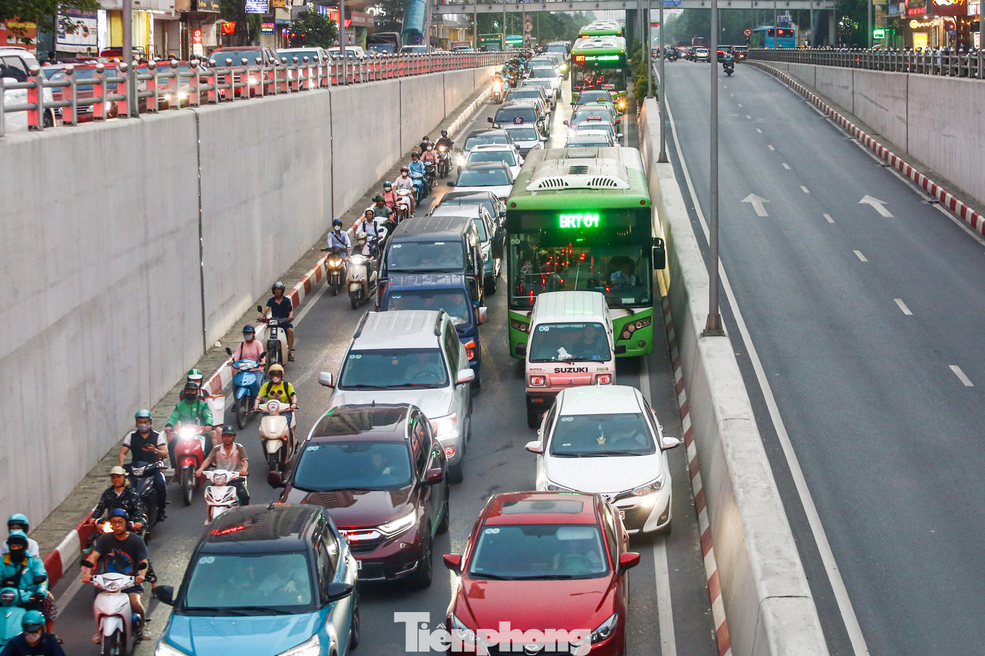 Mặc dù có làn đường riêng BRT, tuy nhiên xe buýt nhanh cũng chịu cảnh tắc nghẽn khi đi qua đoạn hầm chui.