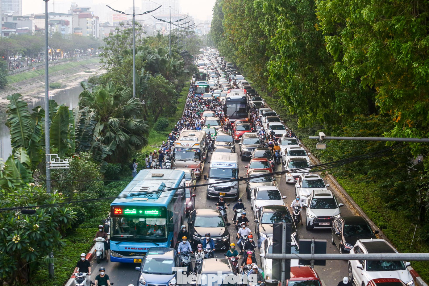 Tuyến đường Láng tắc nghẽn các phương tiện, đoạn xảy ra ùn tắc dài hàng km. Các phương tiện &quot;chôn chân&quot;, nhích từng bước.