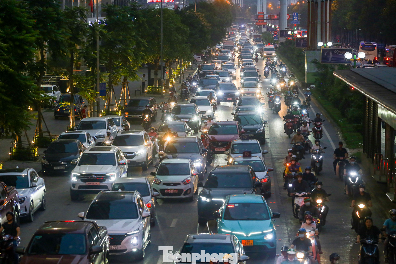 Ken đặc phương tiện trên tuyến đường Tố Hữu.