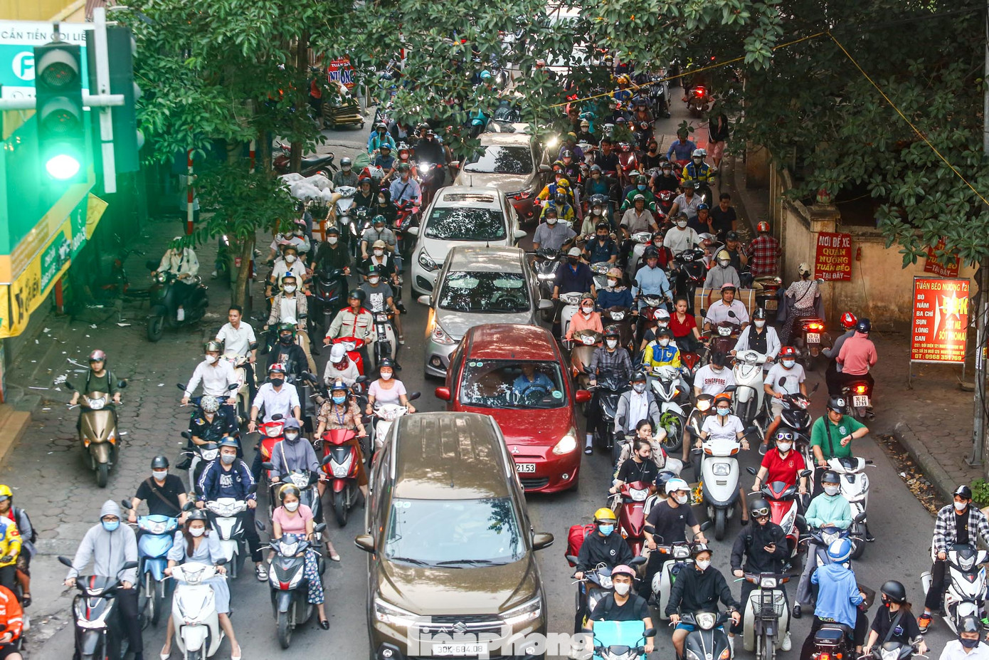 Phương tiện tràn sang, đi ngược chiều ở đường Nguyễn Ngọc Vũ.