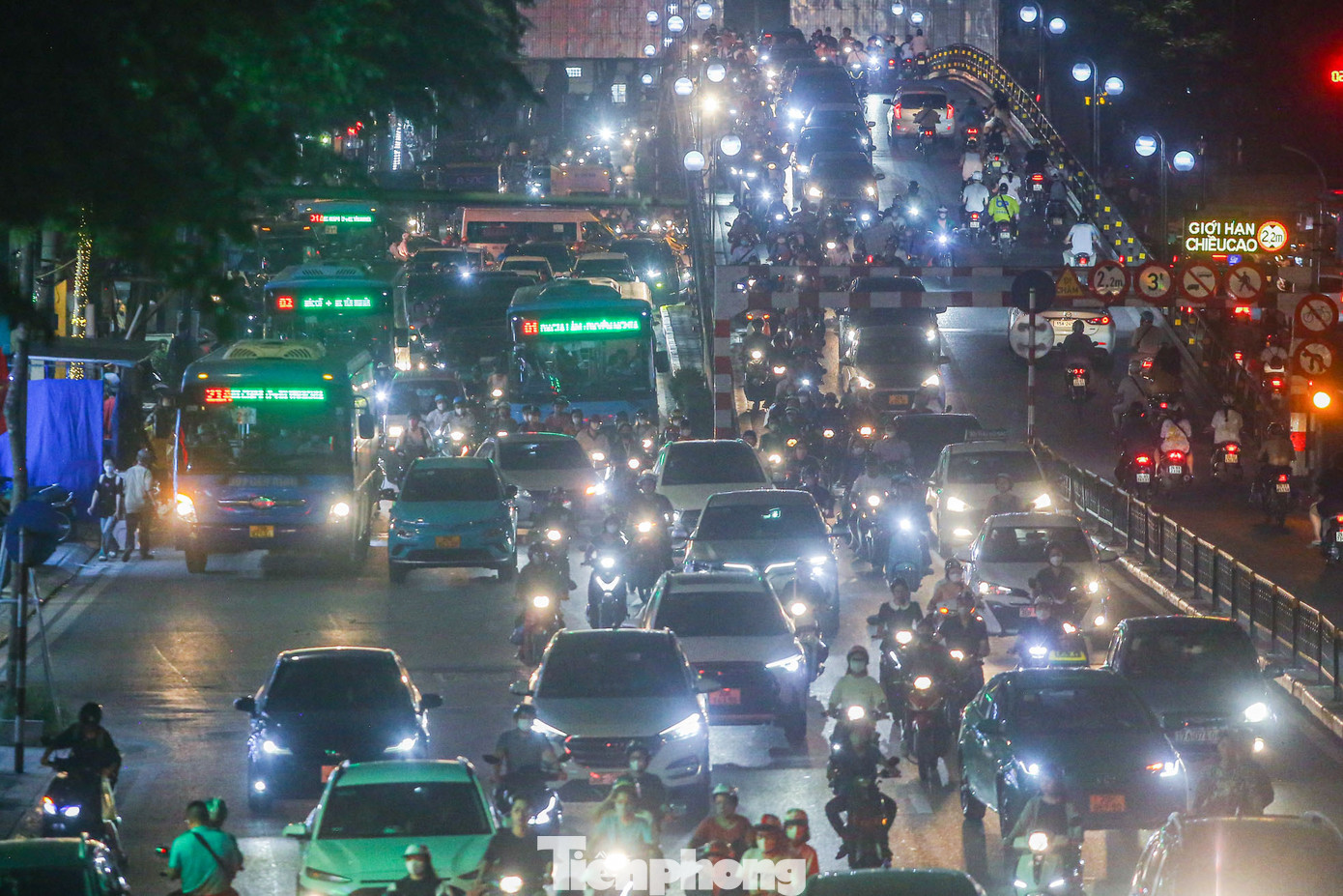 Các phương tiện di chuyển khó khăn trên cầu vượt Thái Hà.