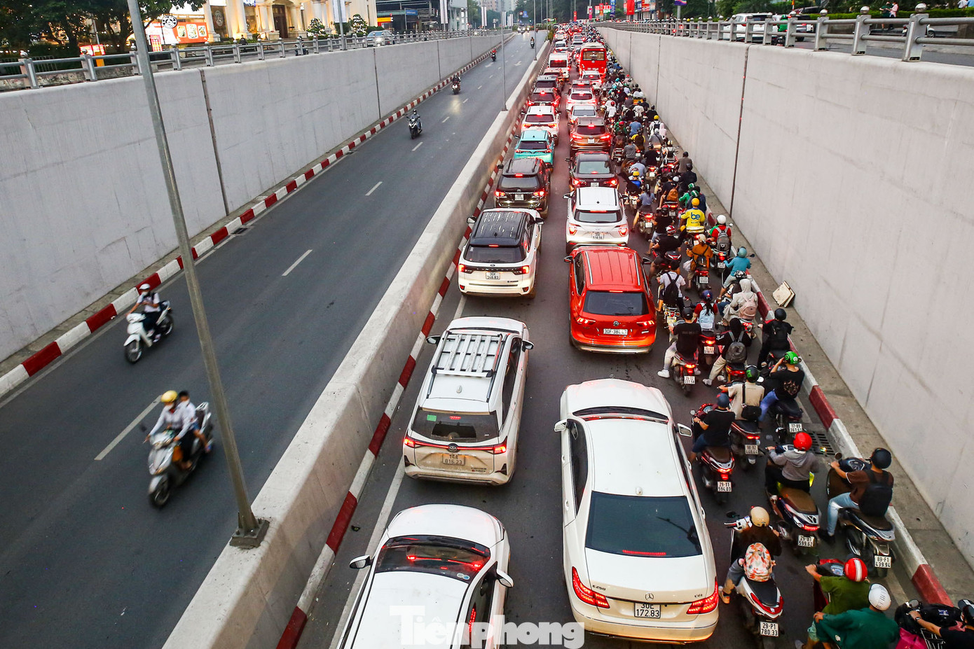 Phương tiện chôn chân tại hầm chui Lê Văn Lương trong chiều ngày hôm nay (26/4).