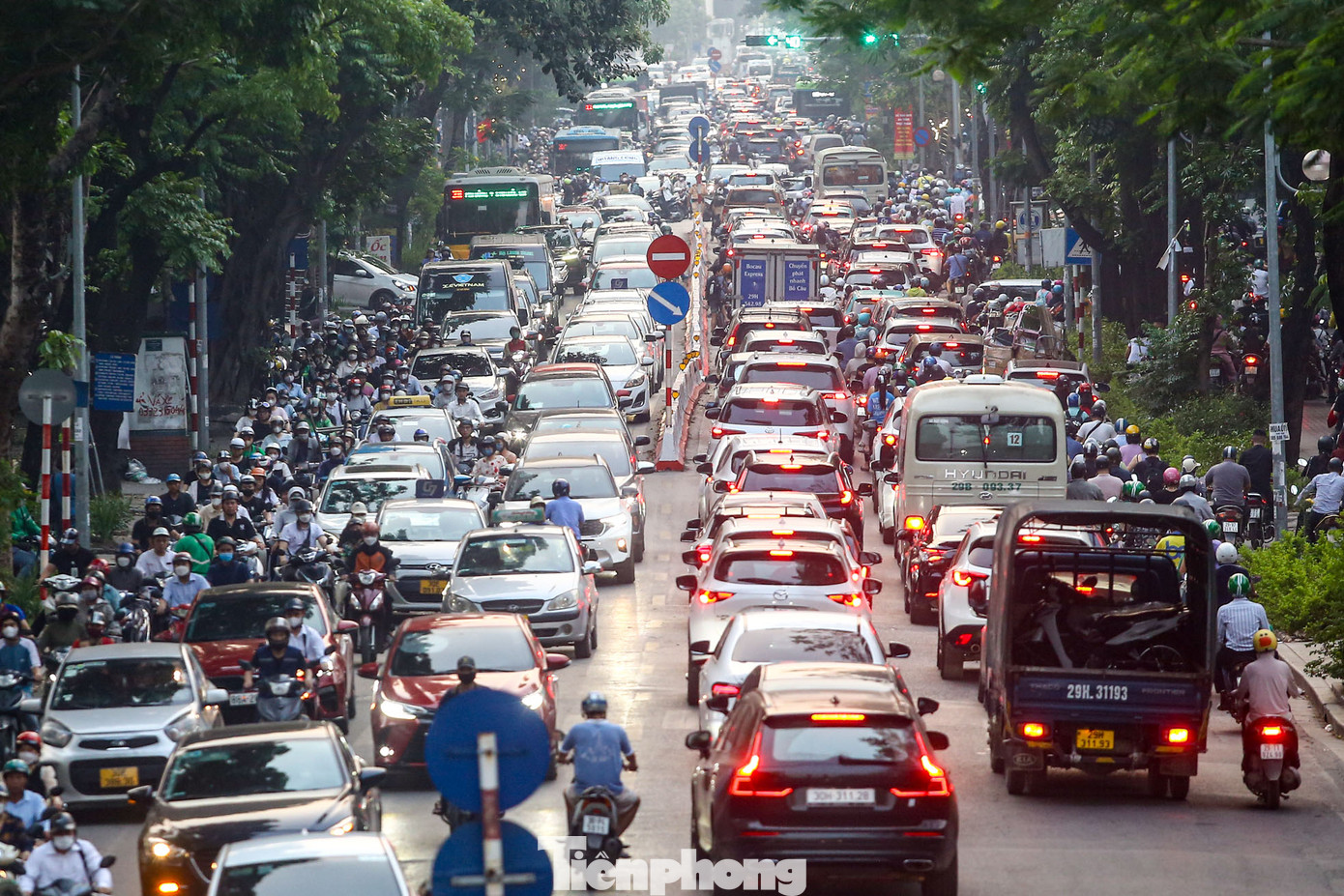 Ghi nhận của PV, chiều ngày 26/4, ngày làm việc cuối cùng trước kỳ nghỉ lễ 30/4-1/5, nhiều tuyến phố nội đô như Tây Sơn, Nguyễn Trãi, Trường Chinh, Láng, Lê Văn Lương, Tố Hữu,... xảy ra tình trạng tắc nghẽn cục bộ, kéo dài hàng giờ đồng hồ. Trong ảnh, đường Huỳnh Thúc Kháng kẹt cứng các phương tiện cả hai chiều.