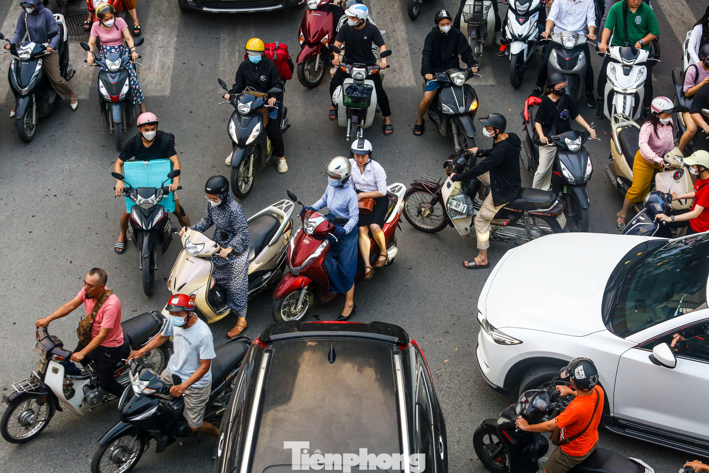 Nhiều nơi, tình trạng giao thông xảy ra hỗn loạn.