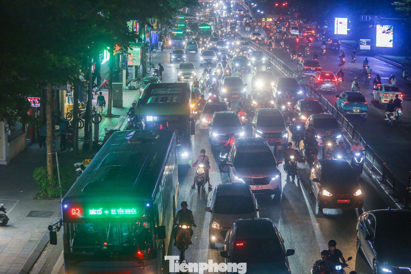 Tuyến đường Tây Sơn ùn tắc hàng giờ đồng hồ.