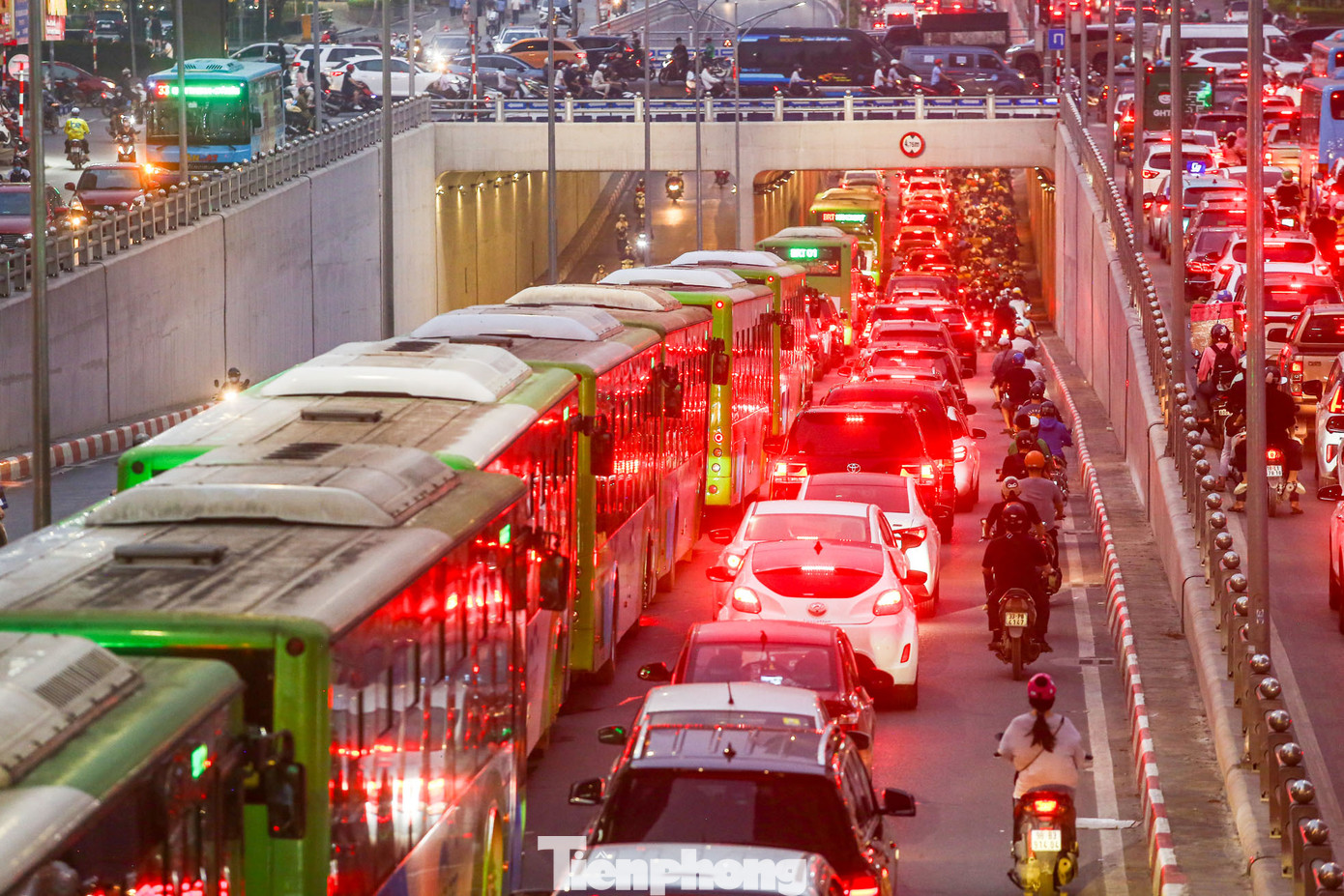 Đoạn đường xảy ra kẹt cứng hàng giờ đồng hồ.