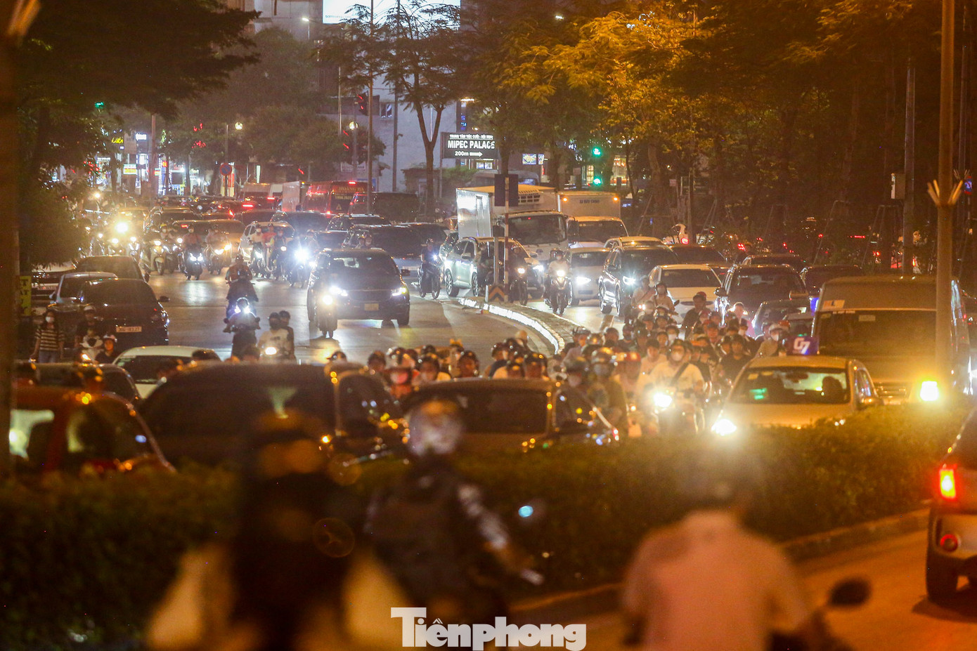Cầu vượt Ngã Tư Sở ken đặc các phương tiện mặc dù trời đã tối.