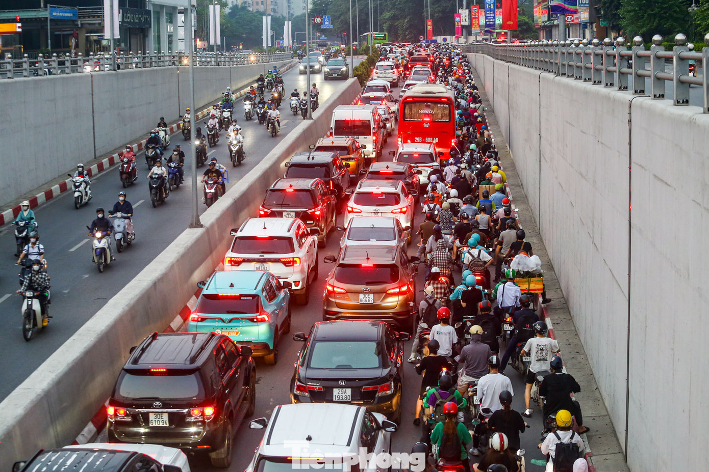 Phương tiện chôn chân tại hầm chui Lê Văn Lương trong chiều ngày hôm nay (26/4).