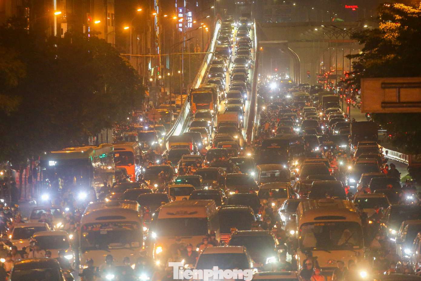 Hàng dài ô tô chôn chân tại lối xuống từ đường trên cao.