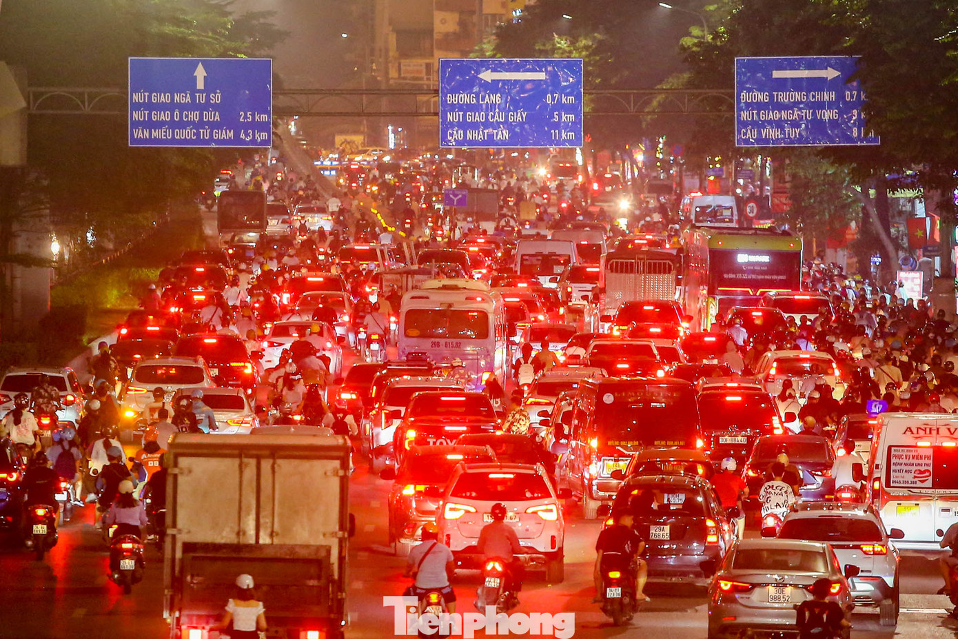 Đến 19h, tình trạng ùn tắc vẫn tiếp diễn trên nhiều tuyến phố. Trong ảnh, hai chiều đường Nguyễn Trãi ùn ứ các phương tiện hàng giờ đồng hồ.