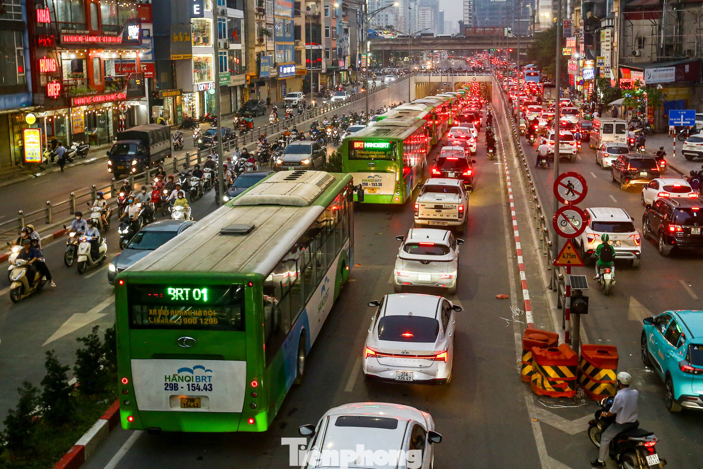 Xuất phát tại thời điểm khác nhau, tuy nhiên hàng chục chiếc xe buýt nhanh đều chịu cảnh "chôn chân" giữa cơn tắc đường ở Hà Nội trước ngày nghỉ lễ.