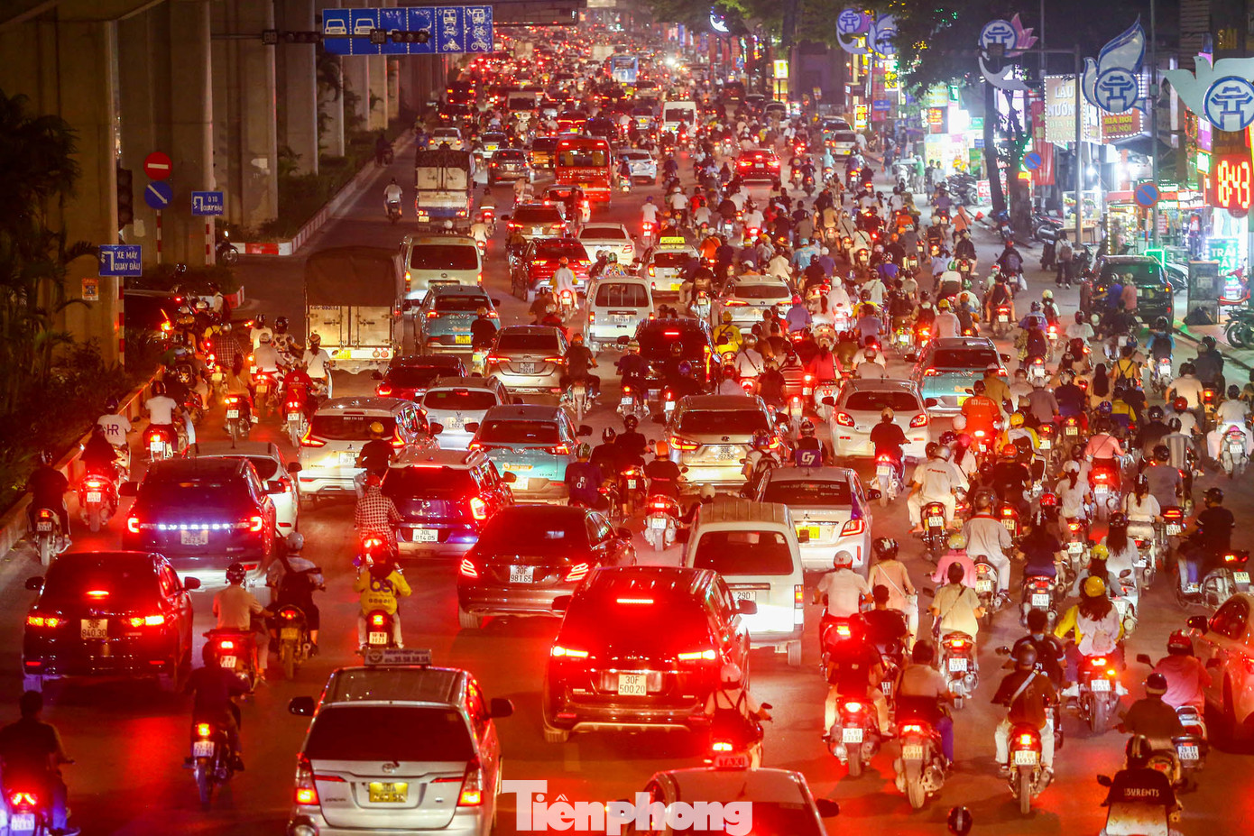 Đến 19h, tình trạng ùn tắc vẫn tiếp diễn trên nhiều tuyến phố. Trong ảnh, hai chiều đường Nguyễn Trãi ùn ứ các phương tiện hàng giờ đồng hồ.