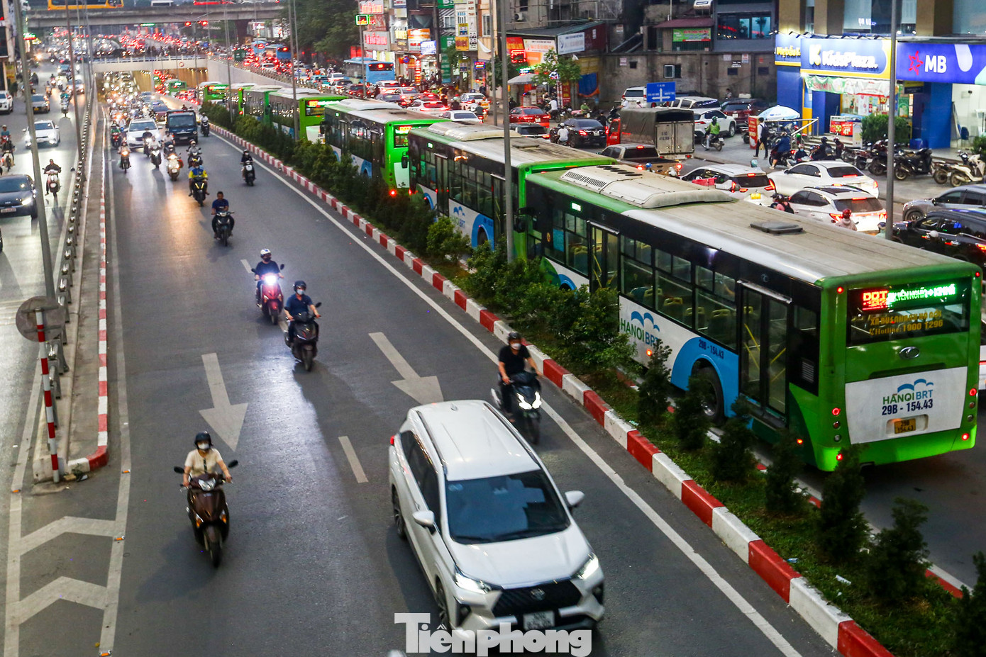 Xuất phát tại thời điểm khác nhau, tuy nhiên hàng chục chiếc xe buýt nhanh đều chịu cảnh "chôn chân" giữa cơn tắc đường ở Hà Nội trước ngày nghỉ lễ.