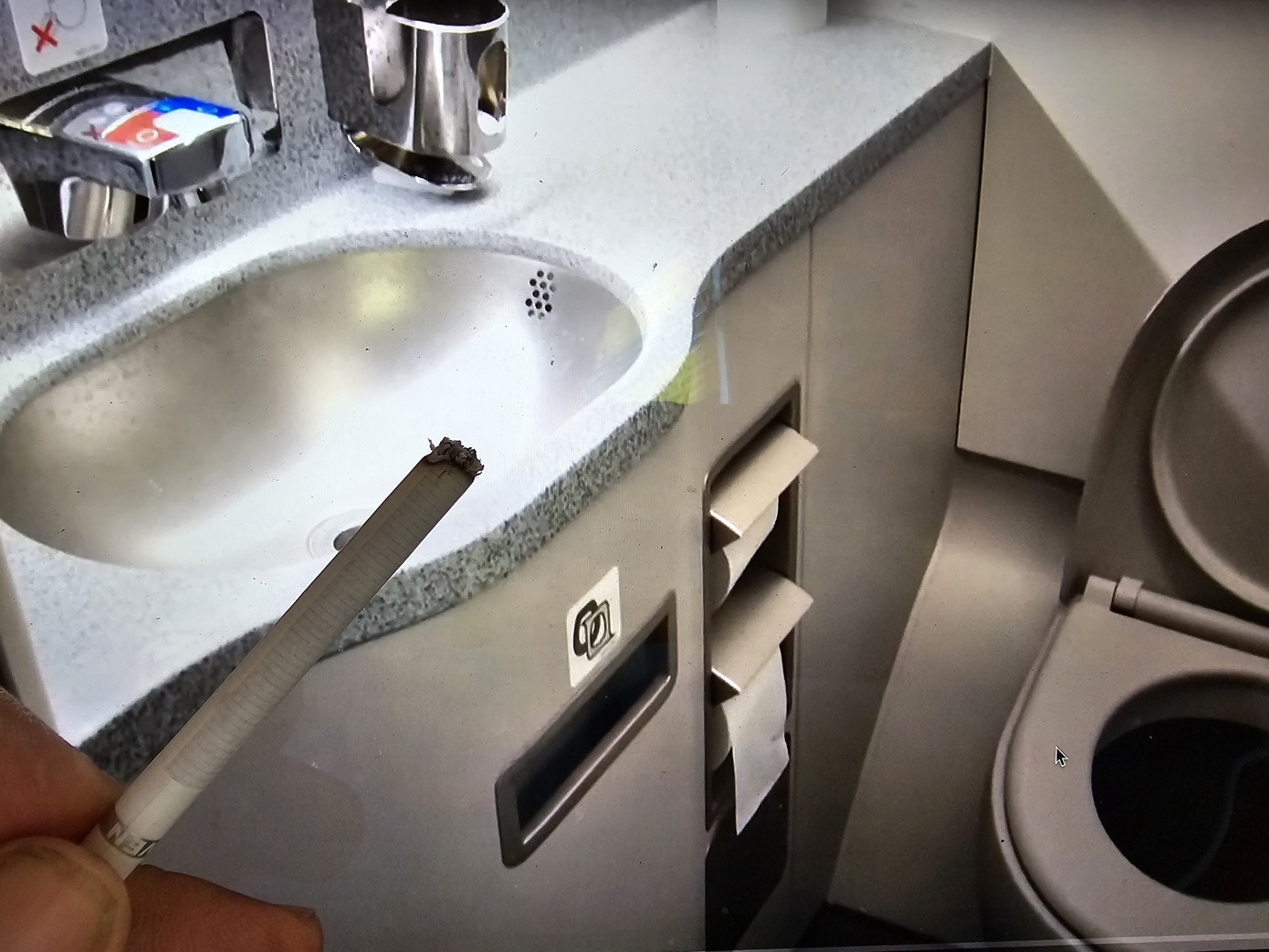 Thuốc lá, kể cả thuốc lá điện tử đều bị cấm trên tàu bay.