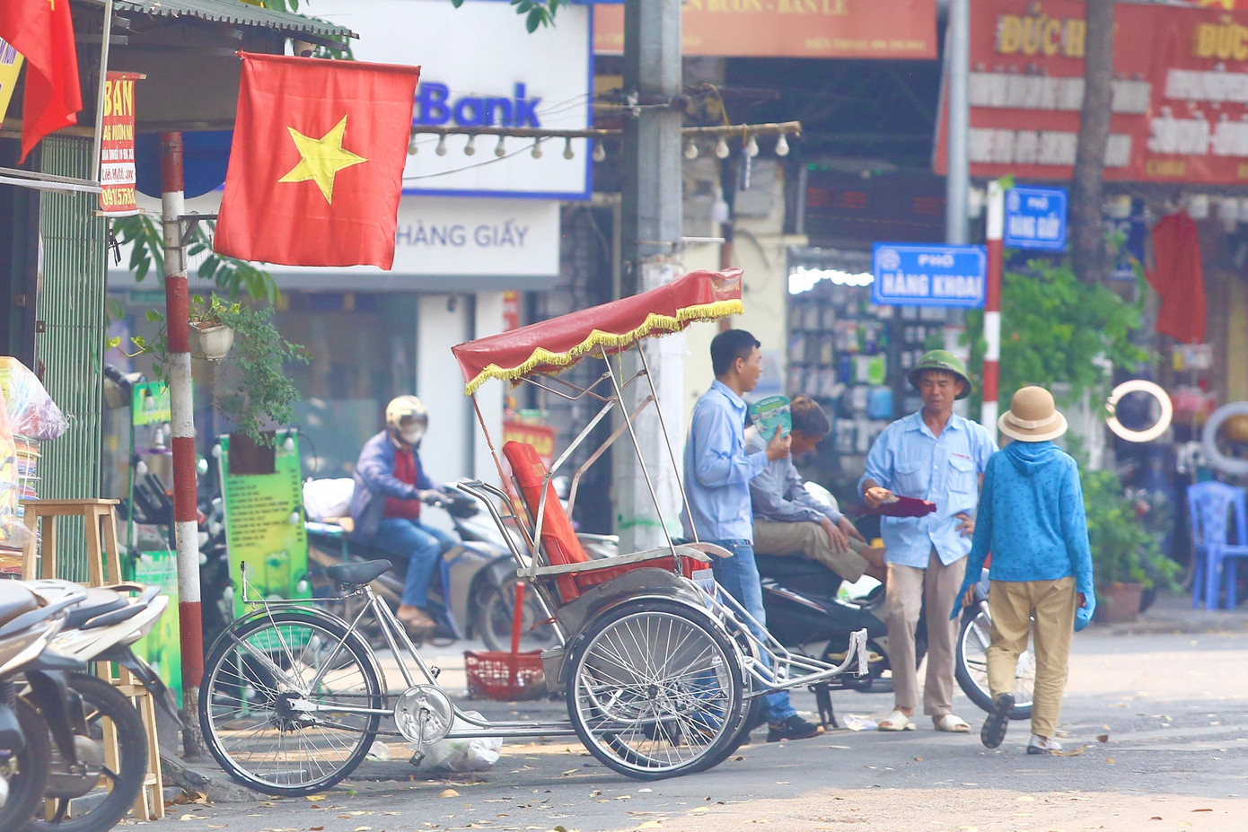 Những con phố cổ như Hàng Ngang, Hàng Đào, Hàng Cân... trở nên rực rỡ với sắc đỏ.