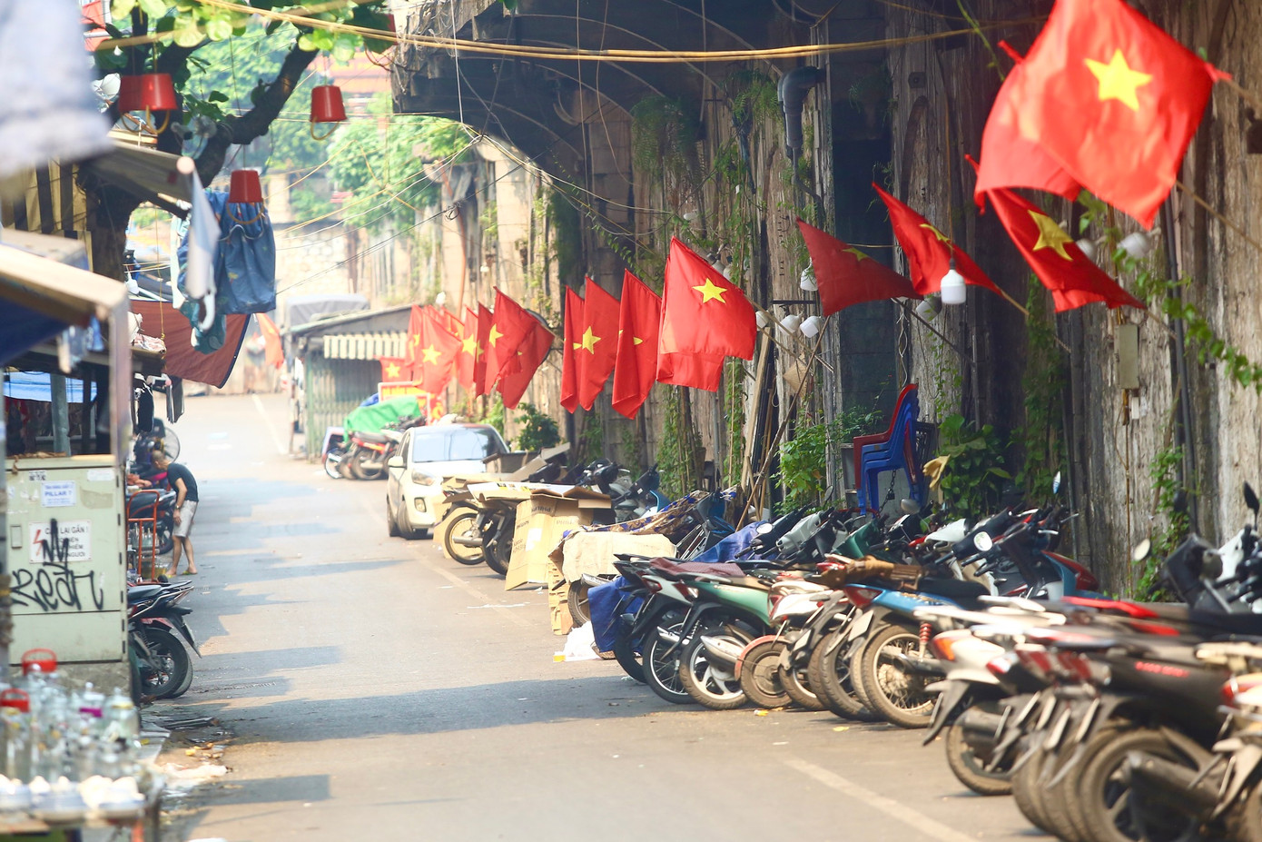 Phố Gầm Cầu bỗng trở nên rực rỡ hơn ngày thường nhờ sắc đỏ thắm màu cờ.