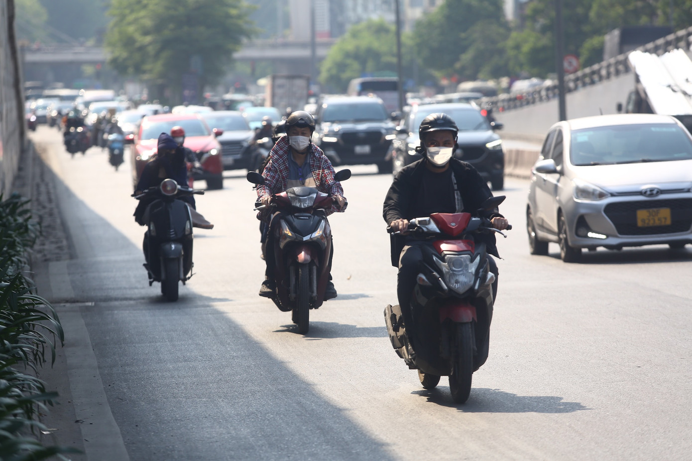 Theo Trung tâm Dự báo Khí tượng Thủy văn Quốc gia, tại khu vực Hà Nội ngày 27/4, ngày đầu tiên của kỳ nghỉ lễ 30/4 -1/5, ít mây, đêm không mưa, ngày nắng gay gắt, có nơi đặc biệt gay gắt. Gió nam cấp 2-3. Nhiệt độ thấp nhất từ : 27-29 độ. Nhiệt độ cao nhất từ : 37-39 độ, có nơi trên 39 độ. Ghi nhận của PV, nắng nóng đặc biệt gay gắt khiến người dân dè chừng ra đường, nhiệt độ mặt đường lên đến 55 độ C, thời tiết gây khó chịu cho người dân tham gia giao thông.