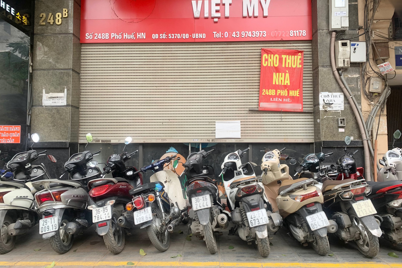 Một mặt bằng treo biển cho thuê, thành điểm gửi xe của những hộ kinh doanh ở bên cạnh. Một mặt bằng treo biển cho thuê, thành điểm gửi xe của những hộ kinh doanh ở bên cạnh.