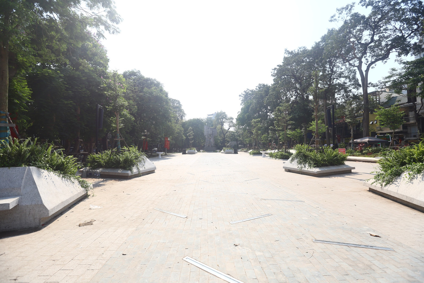 Vườn hoa Hàng Đậu mới được cải tạo cũng trong tình trạng vắng hoe trước thời tiết nắng nóng.