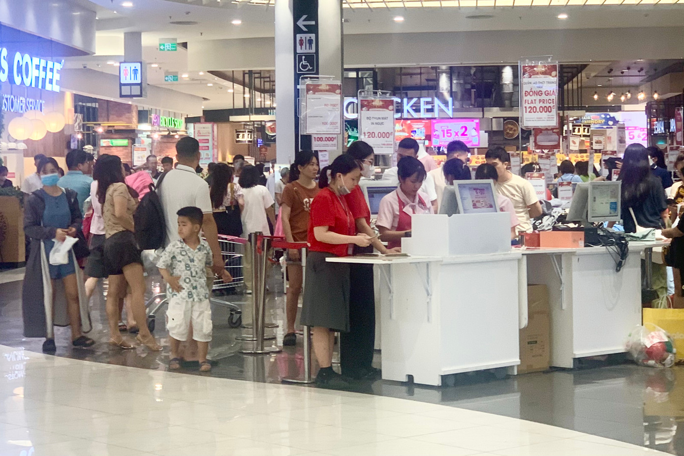 Tại trung tâm thương mại (TTTM) Aeon Mall Hà Đông, rất đông người dân tranh thủ ngày nghỉ nghỉ lễ đã có mặt tại đây từ sớm. Các lối đi tại đây đều tấp nập, kẻ ra người vào không ngớt.