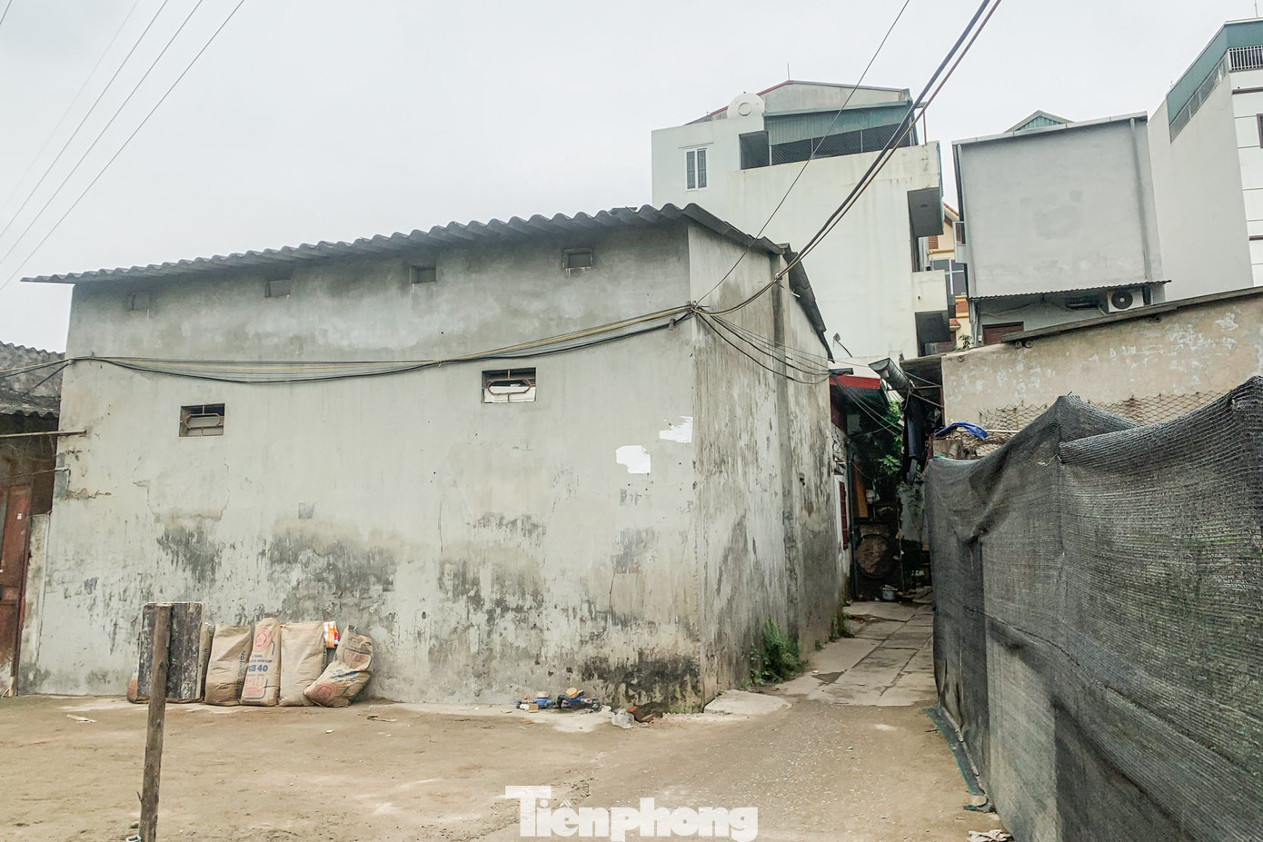 Khu vực nơi tuyến đường nối KĐT Xuân Phương - Quốc lộ 32 đi qua. Hiện trạng còn nhiều nhà, đường đất gồ ghề và nhỏ.