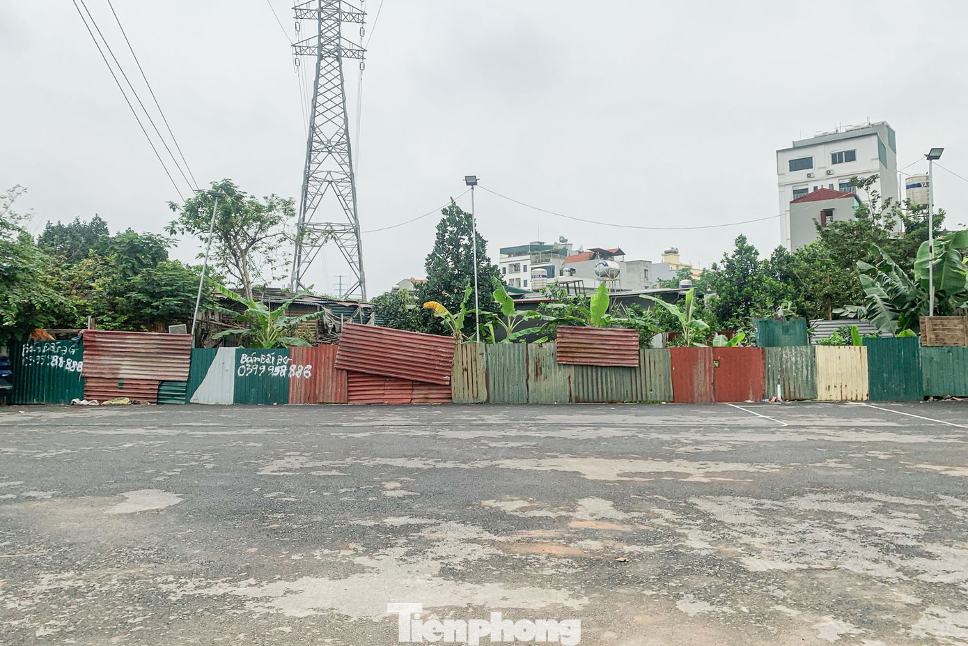 Tuy nhiên, dự án đang bị dang dở, &quot;bế tắc&quot; tại hai đầu, chưa thể xây dựng. Theo tìm hiểu, nguyên nhân là do vướng mắc trong công tác giải phóng mặt bằng.