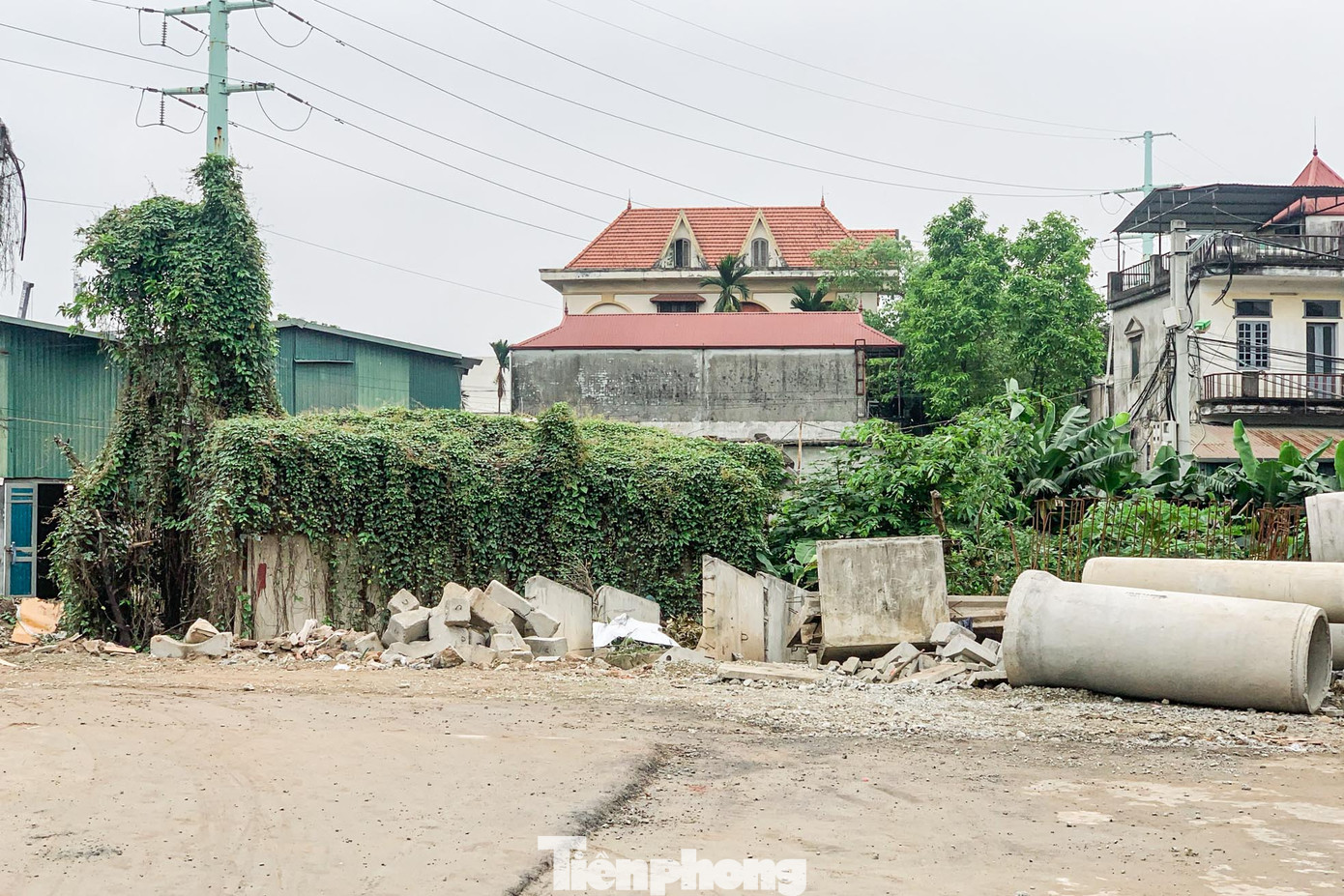 Tuy nhiên, dự án đang bị dang dở, &quot;bế tắc&quot; tại hai đầu, chưa thể xây dựng. Theo tìm hiểu, nguyên nhân là do vướng mắc trong công tác giải phóng mặt bằng.