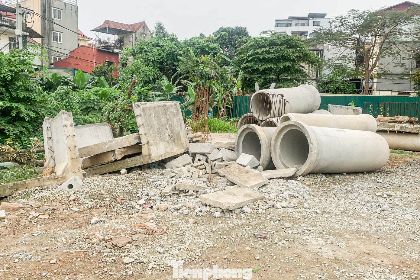 Vật liệu, phế liệu tập kết ngổn ngang ở cuối đường.